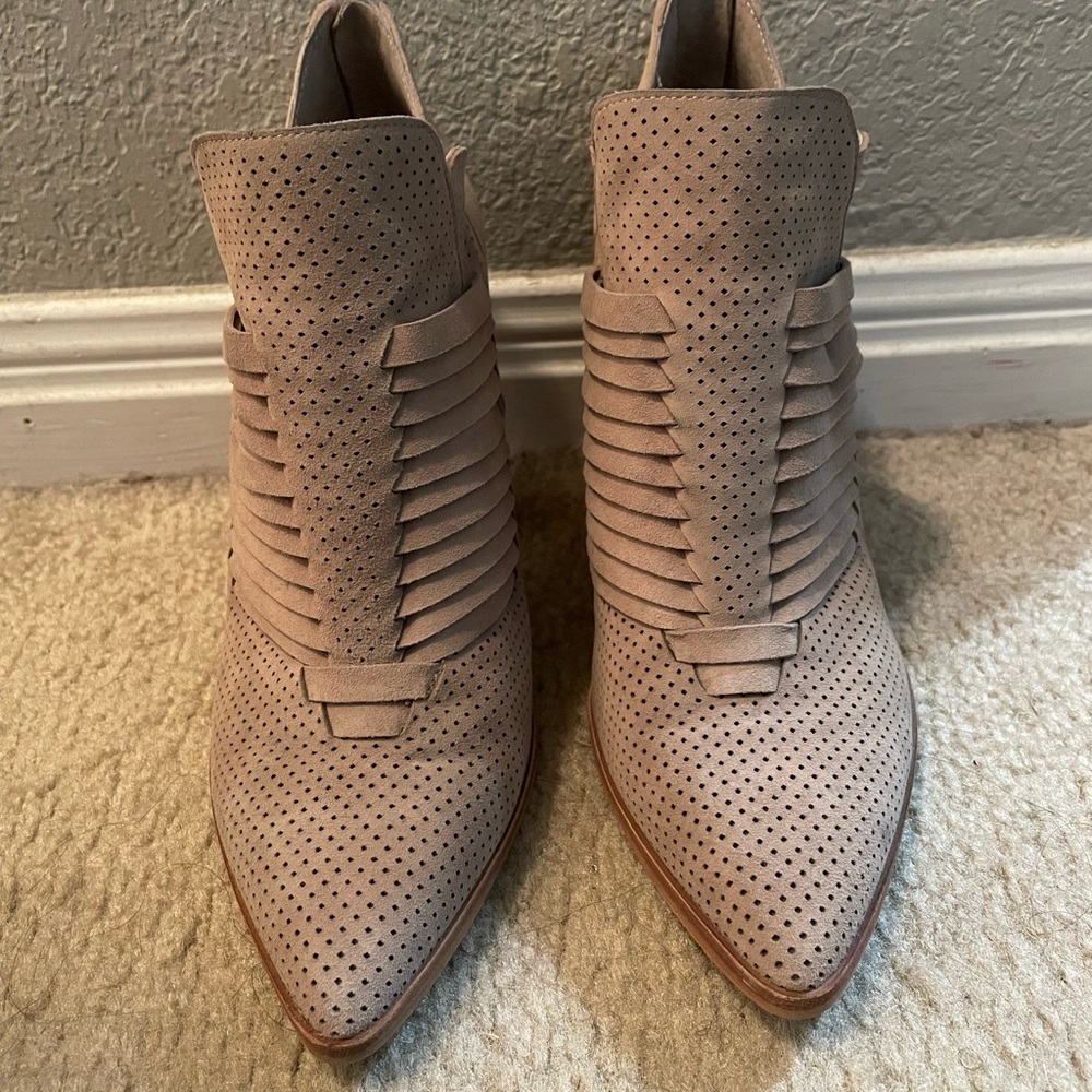 Vince Camuto tan booties size 8
